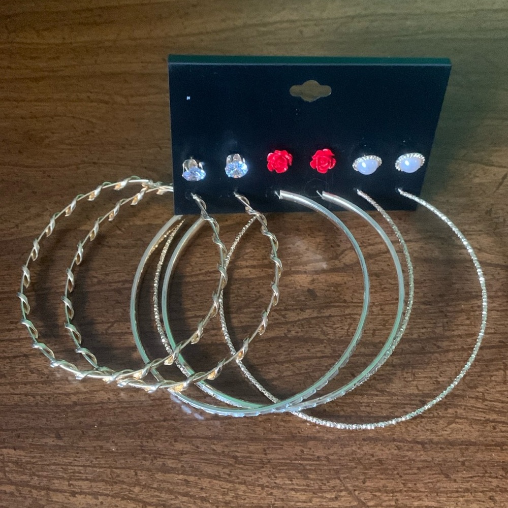 *5/$5*  NWOT No Label 6pc Fashion Stud and Hoop set